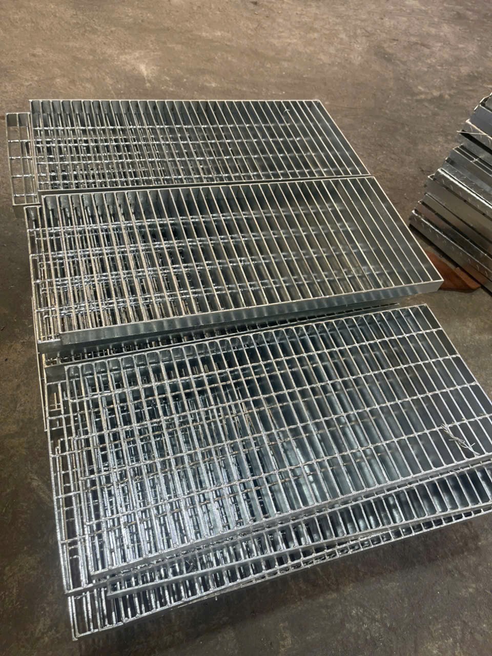 Bậc cầu thang Grating
